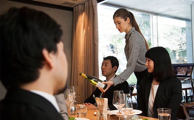 高級レストランで食事をする人達