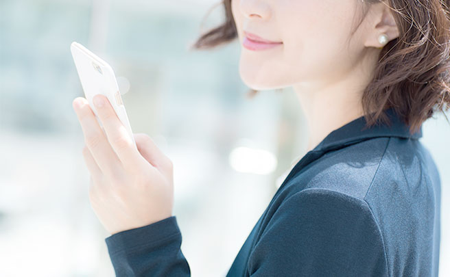 スマホを持つ女性の手