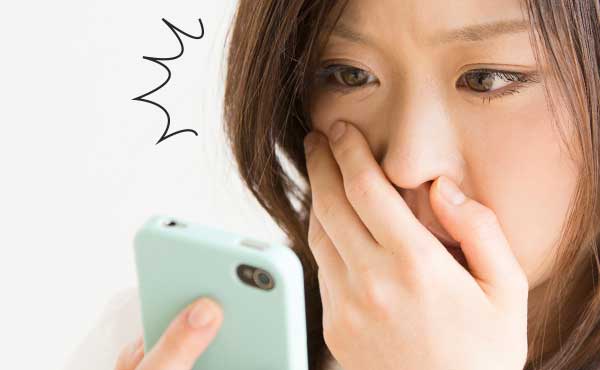 恐怖の”スマホ顔”がスマホ女子に蔓延中!顔のたるみ超☆改善法