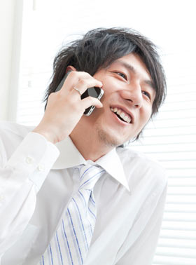スマホで電話する男性