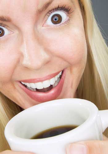 コーヒーを持つ女性