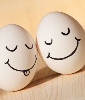 笑顔が描かれた寄り添う２つの卵