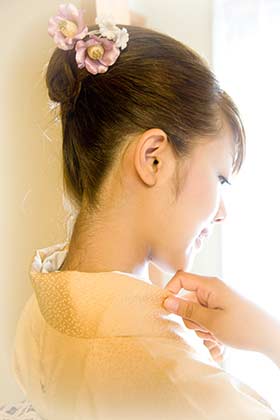 うなじがキレイな女性