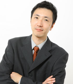 腕を組む