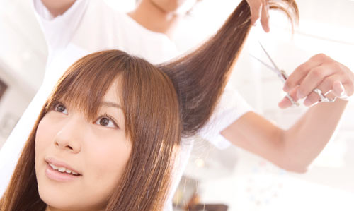 美容師でヘアメイクする女性