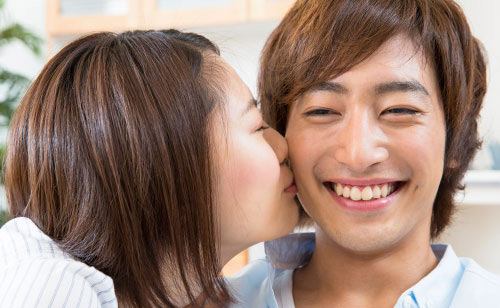 キスする女性