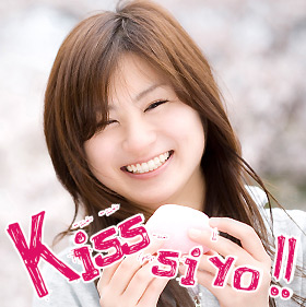 笑顔でキスをねだる女性