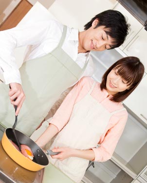 料理するカップル