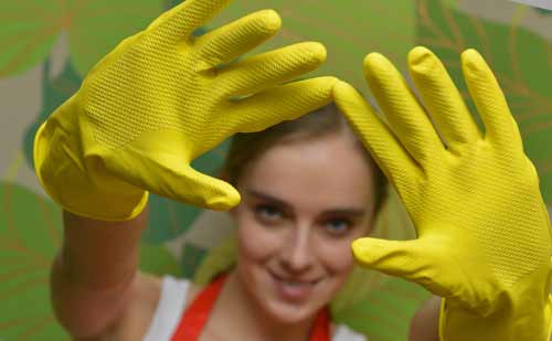 掃除中にゴム手袋を見せる女性