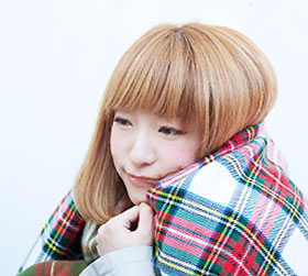 ストールを巻いた女性
